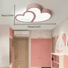 A pink heart-shaped ceiling light fixture in a child's room, with dimensions indicated. Náhled obrázku produktu