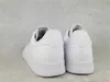 The rear view of a pair of white Adidas sneakers. Voir les images du produit