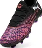 A single black and pink Puma Future 8 Play FG/AG soccer cleat is shown from a side angle against a white background. Produktbild-Vorschau