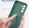 A hand is touching a green phone case, highlighting its matte surface and soft grip. Produktbild-Vorschau