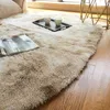 Cremefarbener zotteliger Teppich auf Holzboden mit Zeitschrift und Tablett mit zwei Tassen Anteprima dell’immagine prodotto