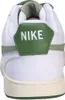 The back view of a white Nike sneaker with green accents. Produktbild-Vorschau