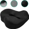 A black orthopedic seat cushion with a U-shaped opening, shown from a slightly elevated side angle. Three circular insets at the top show close-ups of the zipper, the non-slip texture on the bottom, and the fabric texture. Podgląd zdjęcia produktu