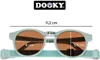 A diagram showing the dimensions of a pair of children's sunglasses. Voir les images du produit