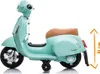 A side view of a child's electric scooter designed to resemble a Vespa. Podgląd zdjęcia produktu