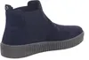 A side view of a single navy blue suede Chelsea boot with a thick, ridged sole, set against a white background. Voir les images du produit
