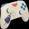 A close-up shot of a white Nintendo Switch controller with blue accents and The Legend of Zelda branding. Anteprima dell’immagine prodotto