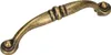 A single antique brass cabinet handle is shown against a white background. Náhled obrázku produktu
