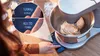 A person is using a Bosch kitchen machine to mix dough. The machine has a built-in scale and timer, which are displayed on a screen. Anteprima dell’immagine prodotto