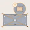 A close-up view of the underside of a baby travel cot, highlighting its locking mechanism. Anteprima dell’immagine prodotto