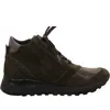 A side view of a single dark green suede bootie with brown textured accents on the toe and heel. Produktbild-Vorschau