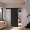 Vollflächig schwarz satinierte Glasschiebetür mit schwarzem Beschlag in modernem Wohnraum Produktbild-Vorschau