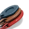 A close-up view of three stacked leather keychains in different colors. Anteprima dell’immagine prodotto