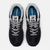A top-down view of a pair of black New Balance sneakers. Voir les images du produit