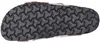 Das Bild zeigt einen flachen Schuh in einem gemusterten Design. Der Schuh ist von der Seite zu sehen und hebt die Details der Oberflächenstruktur hervor. Produktbild-Vorschau