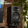 A studio monitor speaker is placed on a stand next to a computer monitor displaying audio software, with a plant in the background. Voir les images du produit