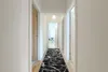 A hallway with a runner rug. Voir les images du produit