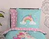 A close-up view of a child's duvet cover and pillowcase with a unicorn and rainbow design. Produktbild-Vorschau