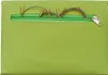 A green pouch with knitting needles sticking out of the zipper. Produktbild-Vorschau