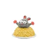 A cartoon mouse figurine is emerging from a pile of spaghetti on a white plate. Produktbild-Vorschau