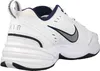 A side view of a white Nike Air Monarch IV sneaker. Anteprima dell’immagine prodotto