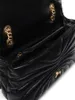 Close-up view of the interior and exterior of a black handbag. Anteprima dell’immagine prodotto