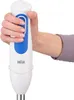 A hand holding a white and blue immersion blender. Podgląd zdjęcia produktu