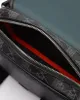 Close-up view of the interior of a black messenger bag with a geometric pattern. Anteprima dell’immagine prodotto