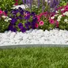 Weißer Thassos Kieselstein als Trennstreifen zwischen Blumenbeet und Rasen Produktbild-Vorschau