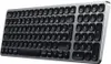 A compact, backlit, wireless Bluetooth keyboard is shown from a diagonal, slightly elevated angle against a light gray background. Anteprima dell’immagine prodotto