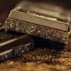 A close-up, detailed view of broken pieces of dark chocolate. Produktbild-Vorschau