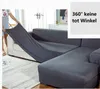 A person is shown covering a sectional sofa with a grey sofa cover. Produktbild-Vorschau