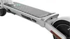 A close-up view of the deck and rear wheel assembly of an electric scooter. Voir les images du produit
