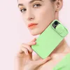 A woman is holding a green phone case. Produktbild-Vorschau