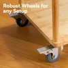 Close-up of a rolling cart's wheels on a wooden floor, highlighting the wheels' features and the product's material. Anteprima dell’immagine prodotto