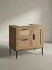 Moderner Waschbeckenunterschrank im Japandi-Stil, der natürliche Eichenoptik mit der Leichtigkeit von Rattangeflecht und klaren Linien verbindet._#sku_SAFWL6.876# Produktbild-Vorschau