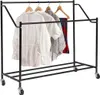 A black metal garment rack with clothes hanging on it, set against a white background. Voir les images du produit