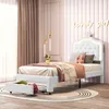 A child's bedroom with a white bed, pink walls, and decorative lighting. Voir les images du produit