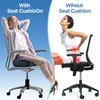 Split image showing a woman sitting comfortably on a chair with a seat cushion on the left, and a woman experiencing back pain while sitting on a chair without a cushion on the right. Produktbild-Vorschau