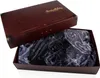 A dark red gift box with the text "Invisibility Cloak" is open, revealing a dark patterned fabric inside. Anteprima dell’immagine prodotto