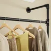 Detailaufnahme von Kleidung an Holzhängern der SoBuy Wandgarderobe Productafbeelding-voorbeeld