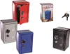 A collection of mini metal locker-style piggy banks in various colors, along with their packaging and keys. Náhľad obrázku produktu