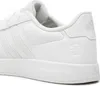 Close-up view of the heel and side of a white Adidas sneaker. Anteprima dell’immagine prodotto