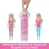 Three Barbie dolls are displayed against a white background. One doll is partially submerged in a pink tube, another stands to the left in a pink outfit, and the third stands to the right in a pink and blue outfit. Anteprima dell’immagine prodotto