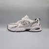 A side view of a New Balance 530 sneaker against a plain gray background. Voir les images du produit