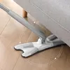 A mop head is shown cleaning under a sofa. Produktbild-Vorschau