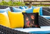 MuchoWow® Outdoor Kissen - Alte Frau und Junge mit Kerzen - Produktbild-Vorschau 4