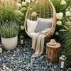 Grüngrauer Ziersplitt als Bodenbelag unter einem Hängesessel im Gartenbereich Produktbild-Vorschau