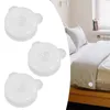 A collage showing three white bedding clips on a white background and a lifestyle shot of a bed with a duvet clip attached to the edge of the duvet. Voir les images du produit