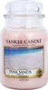 A large Yankee Candle jar with a pink candle and a label depicting a beach scene. Podgląd zdjęcia produktu
